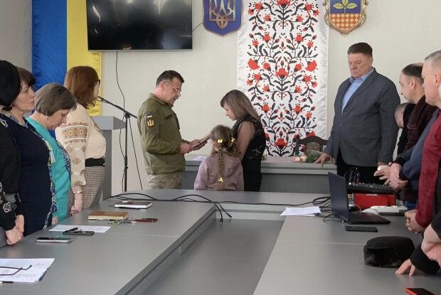 Дружина та донька Героя з Волині отримала його посмертну нагороду