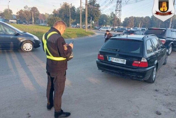 Луцькі муніципали обіцяють і далі штрафувати на авторинку (Фото)