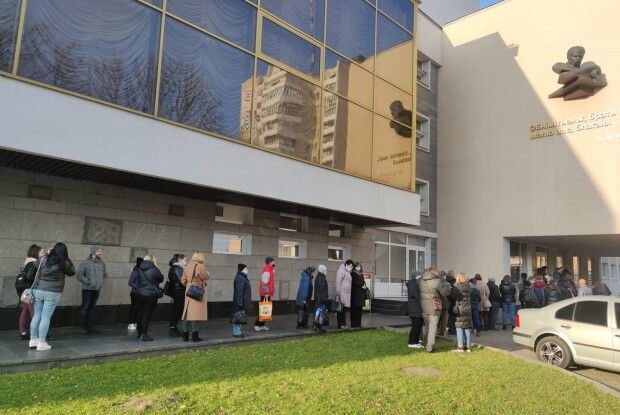 Біля Волинського драмтеатру – черга на щеплення від коронавірусу 