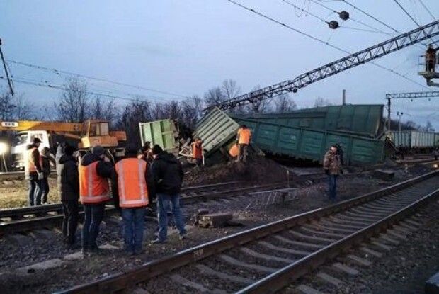 В Україні затримується рух поїздів: з рейок зійшли вагони 
