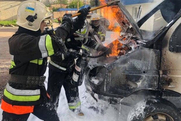 У Рівному автомобіль на газі палав біля автозаправної колонки (Відео, фото)