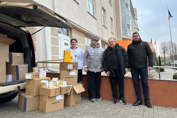 У Луцьку для найменших пацієнтів та їхніх матусь передали благодійну допомогу