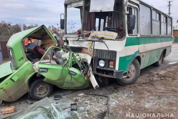 Автобус розчавив автомобіль: загинув 57-річний водій