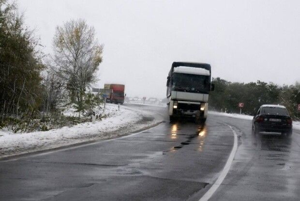 Через негоду в трьох областях обмежать рух фур та автобусів 