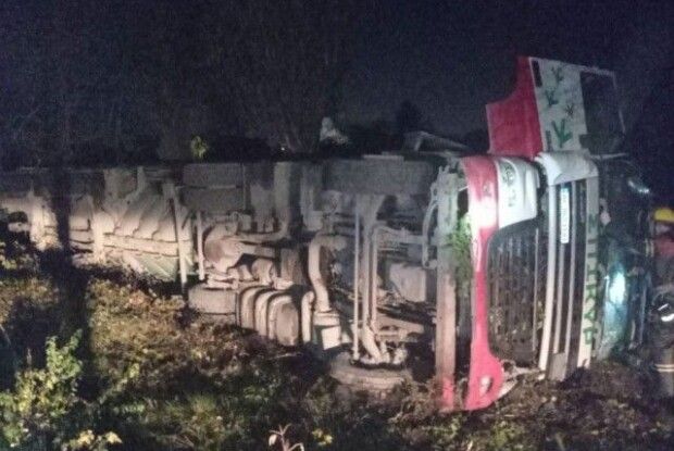 Водій заснув за кермом: на Волині перекинулася вантажівка (Фото)
