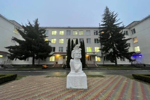 Першому новонародженому року – візочок у подарунок