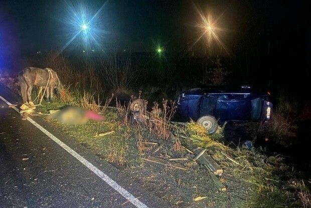 Авто врізалось у віз із людьми: 1 чоловік загинув, ще 6 – у лікарні