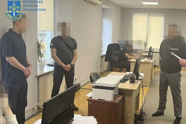 На Волині митник вимагав побори із декларантів (Фото)