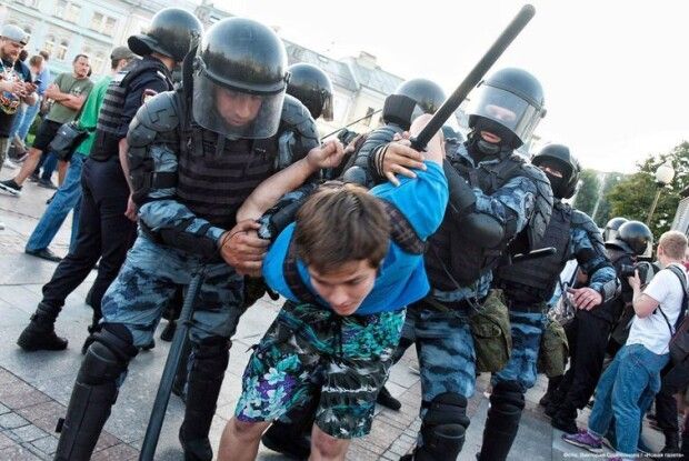 Священники в Москві впустили до храму протестувальників, які тікали від силовиків