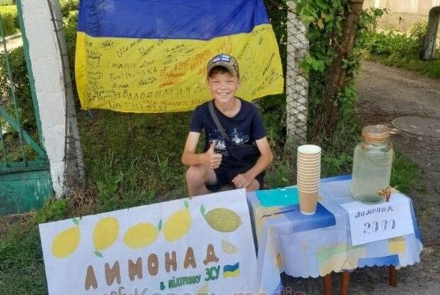 У Ковелі син військового продає лимонад для підтримки ЗСУ