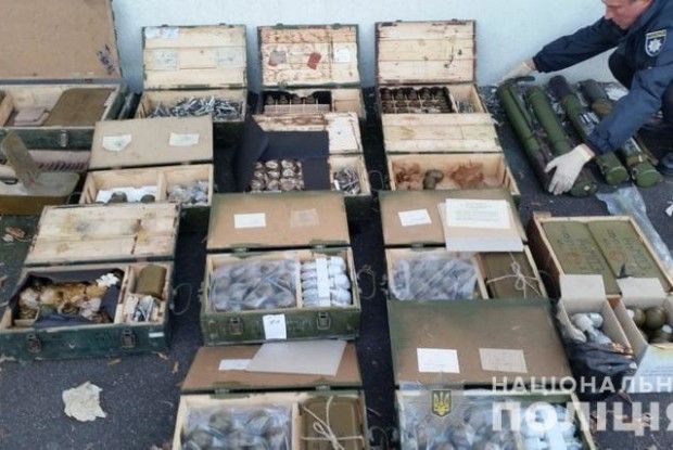 На Луганщині на території покинутого дитячого табору знайшли схованки зі зброєю