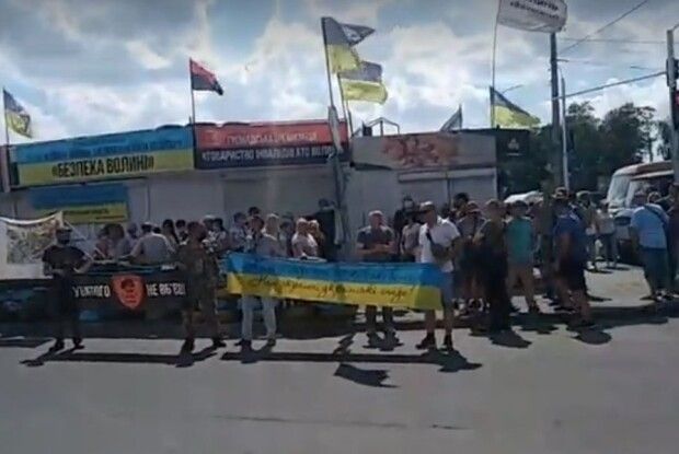 Луцькі атовці прориваються до муніципалів (Відео онлайн)
