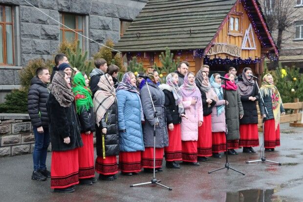 У Луцьку колядували: біля університету відкрили різдвяну «шопку» (Фото, відео)