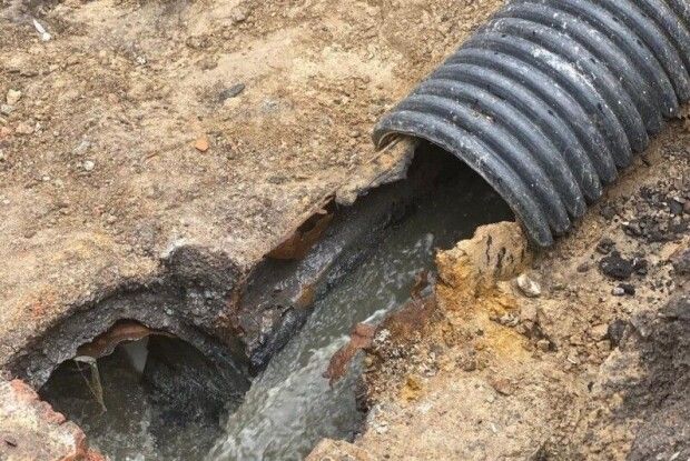 На якому етапі перебуває ремонт каналізаційного колектора у Луцьку (Фото)