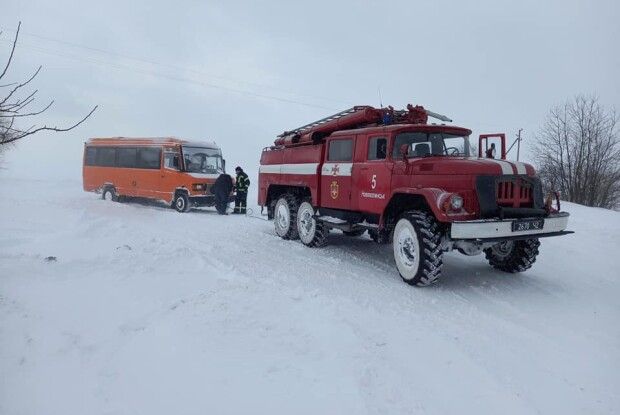 Рятувальники Іваничівщини 2 години витягали зі снігової пастки авто батька з трьома дітьми (Відео) 