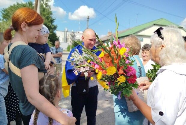 Захисника з Ковельщини, який повернувся з полону, зустрічала вся громада