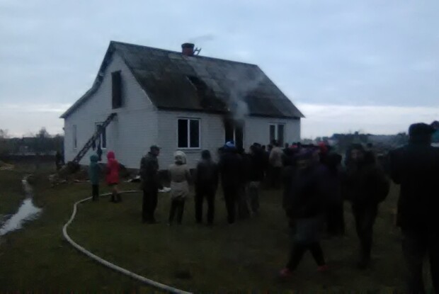 Пожежу в будинку на Рівненщині гасили всім селом (фото)