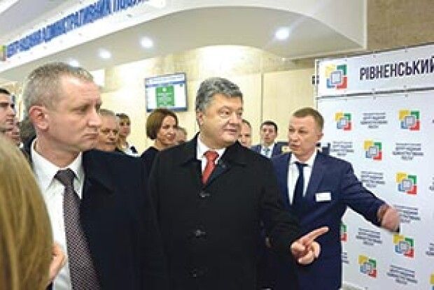 ПОРОШЕНКО ТАКИ ПРИЛЕТІВ У РІВНЕ. НА 20 ХВИЛИН...