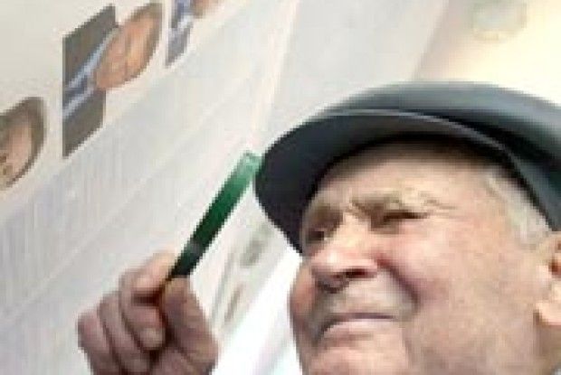 РАТНІВСЬКЕ КОНИЩЕ ГОЛОСУЄ ЗА ЯНУКОВИЧА