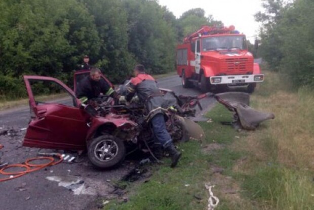 На Полтавщині бензовоз під час ДТП розірвав легковик, є загиблі (ФОТО)
