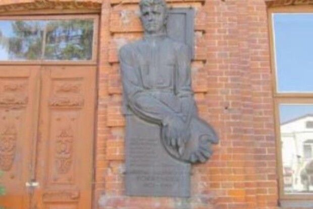 Активісти підняли всіх на ноги: безслідно зник барельєф всесвітньо відомому художнику Миколі Рокицькому
