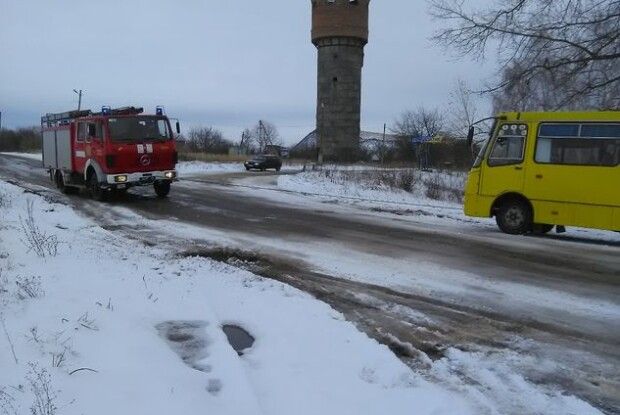 Врятували автобус із замету