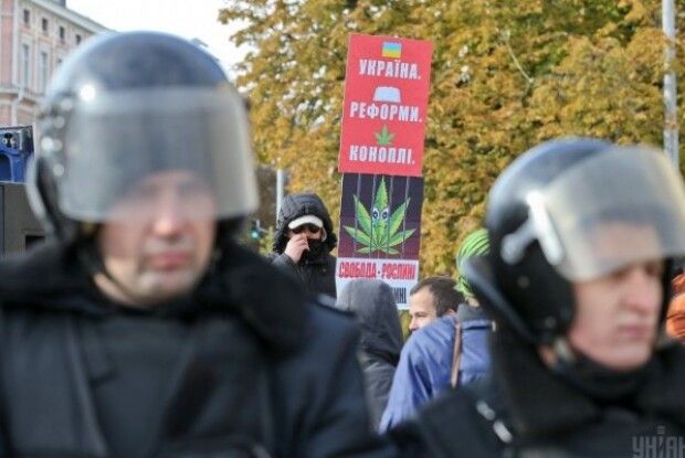 «Конопляний марш» у Києві – чубилися прибічники та противники «легкої наркоти»