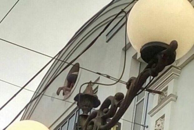 Оголений чоловік перерізав собі вени на даху Нацбанку (Фото)