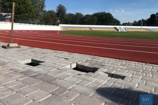Бруківка на стадіоні в Нововолинську розвалюється через… “зливи” (Відео)