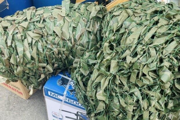 Долучитися може кожен: у місті на Волині продовжують плести маскувальні сітки