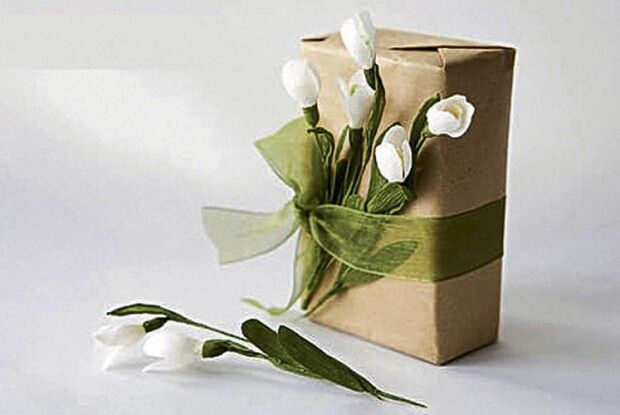 Букет пролісків із шоколадними цукерками