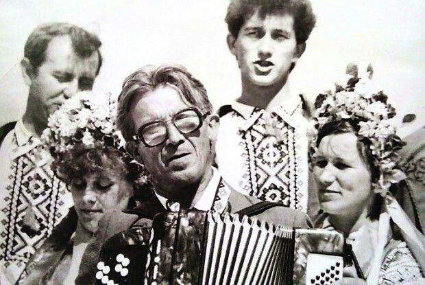 «Усе село поспішало до клубу, бо з концертом приїхав «сам Кривенький» (Відео)