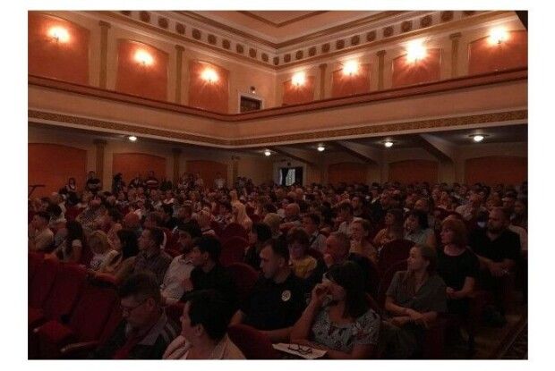 Стежити за заводом "із запашком" і регулярно досліджувати повітря -- підсумки еко-громадських слухань у Луцьку