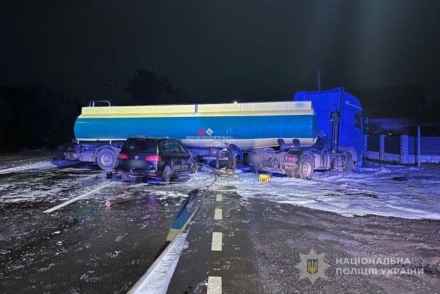 Біля Луцька водій врізався у цистерну з бензином