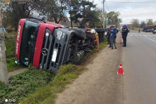 В українському місті перекинулася 30-тонна цистерна зі смолою (Фото)