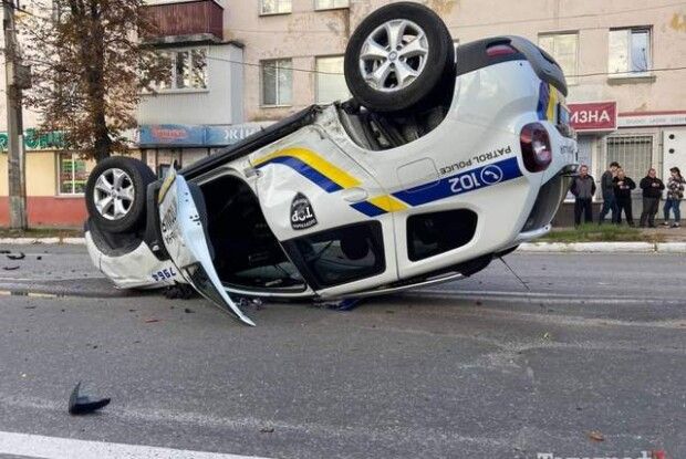  У центрі міста авто поліції перекинулось на дах: патрульні у важкому стані (Відео)