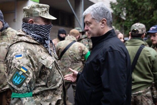 Нове завдання – нові потреби: Порошенко передав бійцям 206-го батальйону тероборони військове спорядження та автомобіль