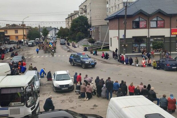 На Волині навколішки зустріли Героя, який поліг в одній з «найгарячіших» точок Донеччини (Фото)