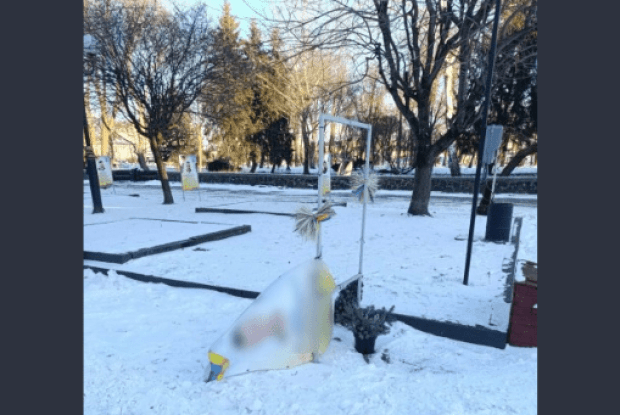 На Волині вандал зневажив меморіальні банери загиблим захисникам та втік