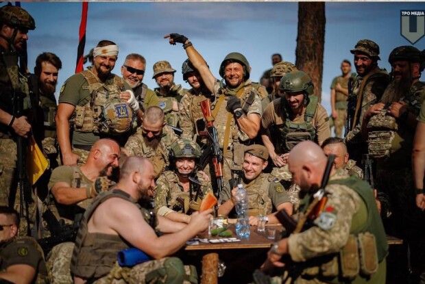 «Запорожці пишуть листа турецькому султанові»: відомий фотограф створив картину на сучасний воєнний лад