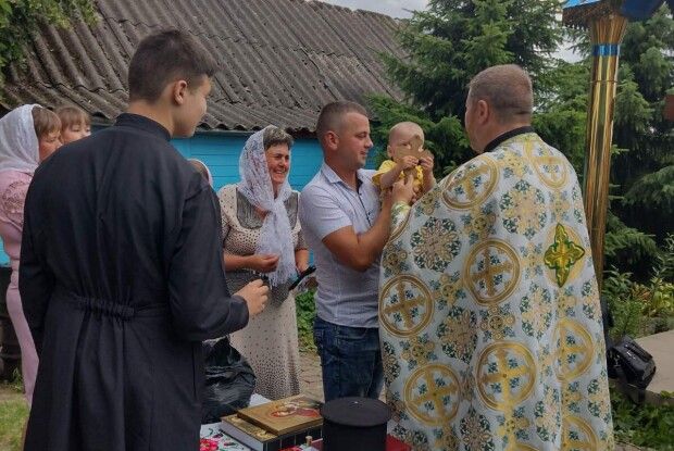 У селі на Волині доки дорослі молилися на подвір’ї, Арсенчик відкривав замок зачиненого храму травинкою (Фото)