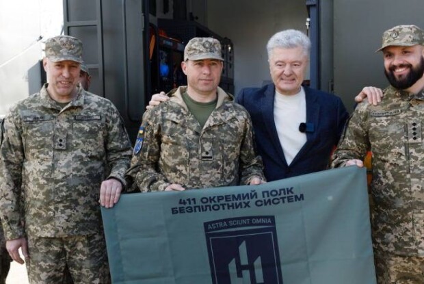 Порошенко передав партію техніки для десяти бригад ТрО, які воюють на різних ділянках фронту