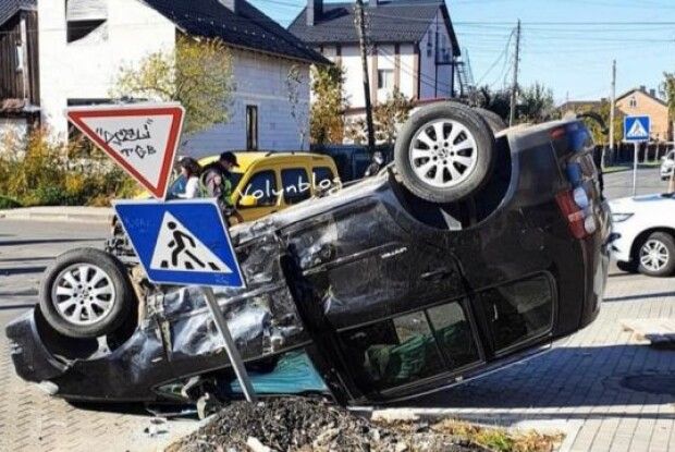 На Волині внаслідок ДТП автомобіль перекинувся на дах