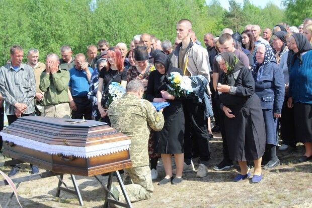 На Волині провели в останню дорогу воїна, батька трьох дітей Миколу Гінайла