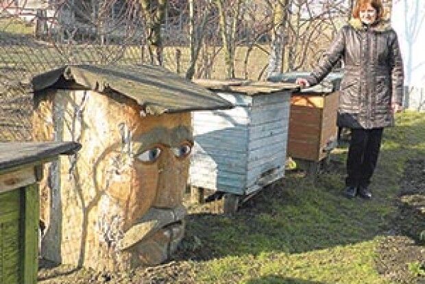 І ВДЕНЬ І ВНОЧІ «ДІД» ОХОРОНЯЄ ПАСІКУ