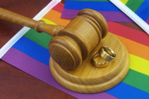 Суд в Україні вперше визнав «фактичний шлюб» двох чоловіків