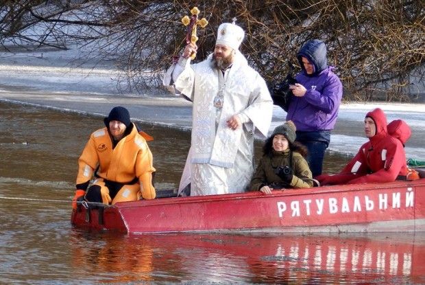 Як сьогодні владика Михаїл човном плавав! (Фоторепортаж)