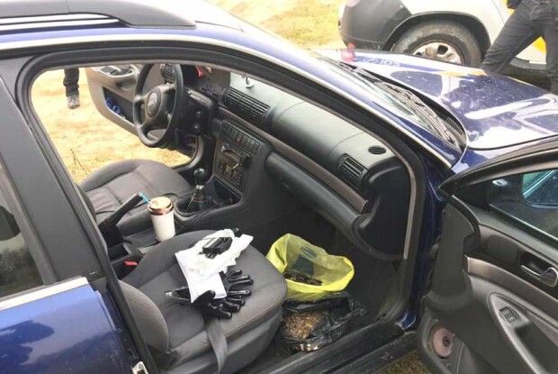 На Рівненщині поліція  вчинила погоню за авто з незаконним бурштином (Фото)