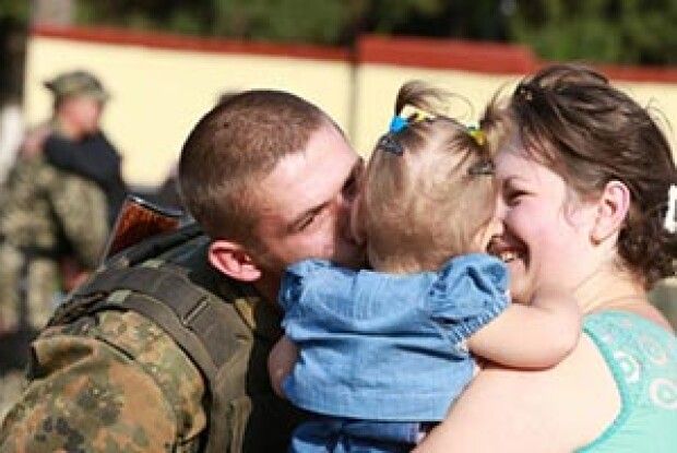 ЛЮБЛЮ, НЕ ЗАБУДУ — ЛИШ НЕ ЗГИНЬ У ТАНКУ…