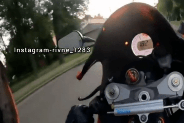 Не відшкребуть: посеред міста мотоцикліст розігнався до 180 км/год і похвалився цим (Відео)